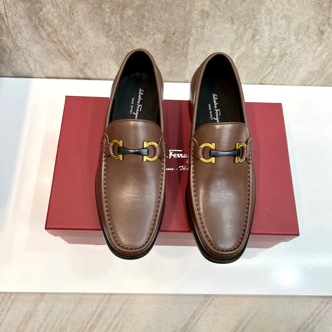 Original order quality P600 Brand: Ferragamo Standard size: Men's size 38/44 (45 can be customized) Grade: Same style as the official website High-quality men's shoes Material: Customized first-layer calfskin with water-dyed cowhide lining Cowhide tiptoe Original non-slip and wear-resistant rubber outsole Style category: Men's formal business leather shoes are young and fashionable European and American trends British style Casual matching Comfortable feet Color: Actual picture